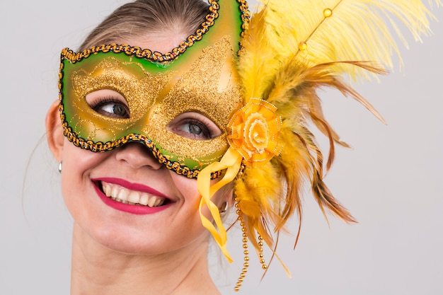 Foto gratuita ritratto di donna con maschera di carnevale