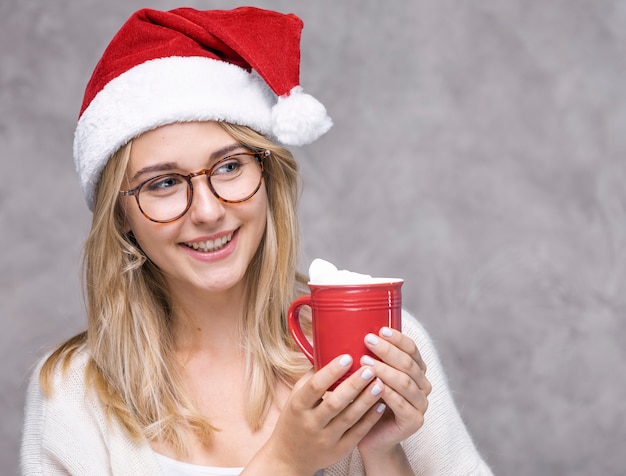 Foto gratuita ritratto di donna con cappello di natale