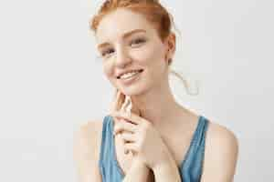 Free photo portrait of woman with foxy hair posing smiling.