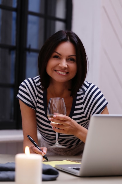 Free photo portrait of woman with glass of wine