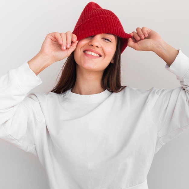 Foto gratuita ritratto di donna con cappello sorridente