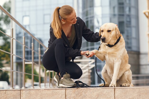 彼女の美しい犬を持つ女性の肖像画