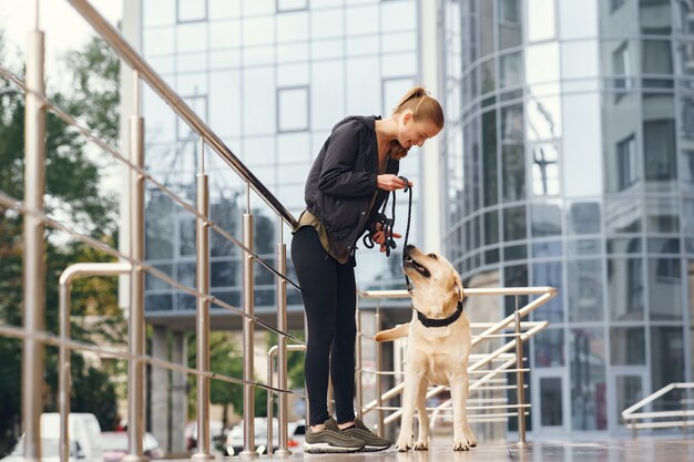 彼女の美しい犬を持つ女性の肖像画