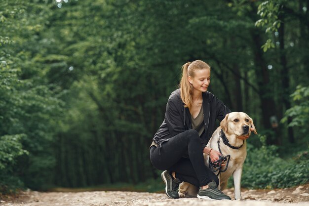 彼女の美しい犬を持つ女性の肖像画