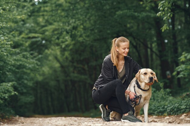Портрет женщины с ее красивой собакой