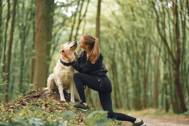 彼女の美しい犬を持つ女性の肖像画