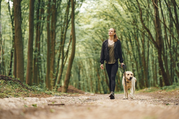 彼女の美しい犬を持つ女性の肖像画