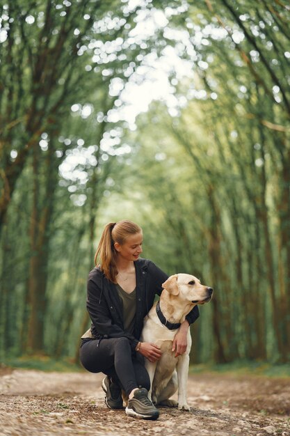 彼女の美しい犬を持つ女性の肖像画