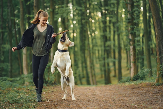 彼女の美しい犬を持つ女性の肖像画