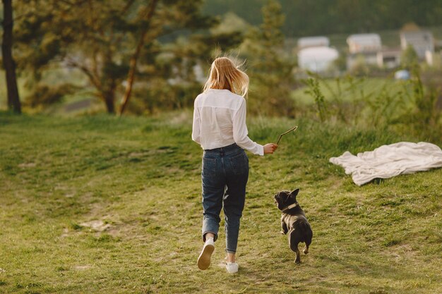 彼女の美しい犬を持つ女性の肖像画