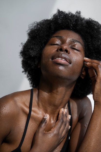 Free photo portrait of woman with hydrated skin