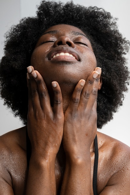 Free photo portrait of woman with hydrated skin