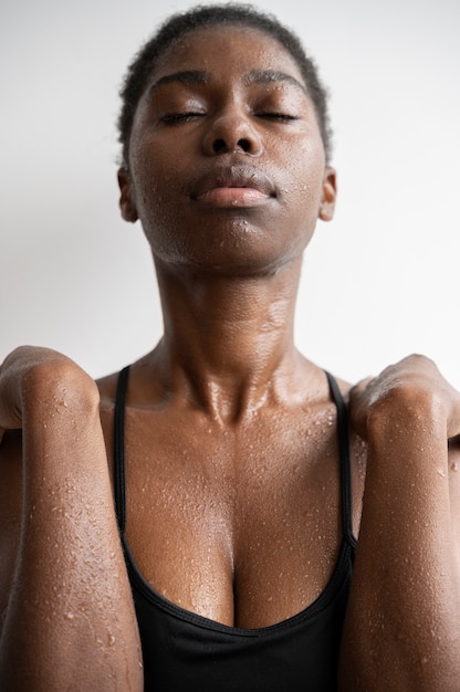 Free photo portrait of woman with hydrated skin