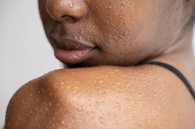 Free photo portrait of woman with hydrated skin