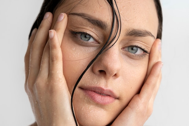 Free photo portrait of woman with hydrated skin