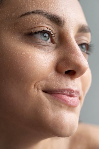 Free photo portrait of woman with hydrated skin