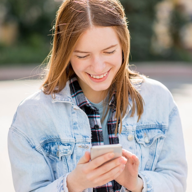 Foto gratuita ritratto di donna con cellulare