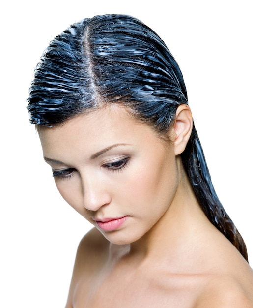 Foto gratuita ritratto di donna con vernice per capelli su di loro isolato su bianco