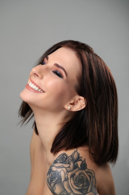 Foto gratuita ritratto di donna con tatuaggio