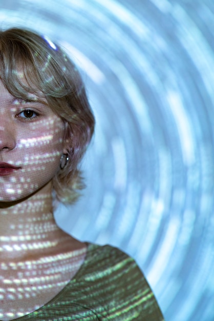 Портрет женщины с текстурой проекции вселенной