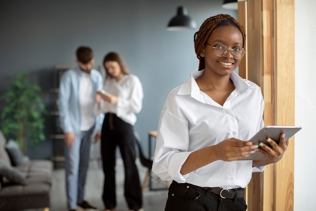 Foto gratuita ritratto di donna che lavora in una startup