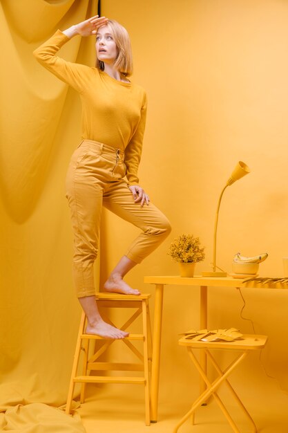 노란색 장면에서 여자의 초상화