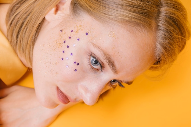 Foto gratuita ritratto di donna in una scena gialla