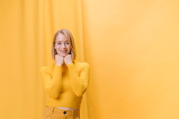 Foto gratuita ritratto di donna in una scena gialla