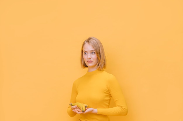 Free photo portrait of woman in a yellow scene