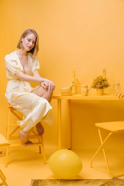 Free photo portrait of woman in a yellow scene