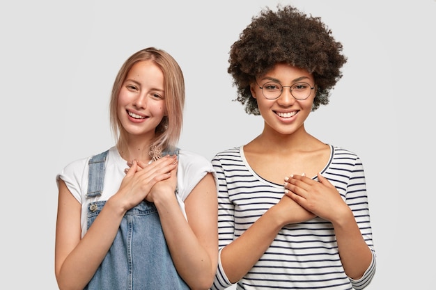 Free photo portrait of women posing in casual clothes