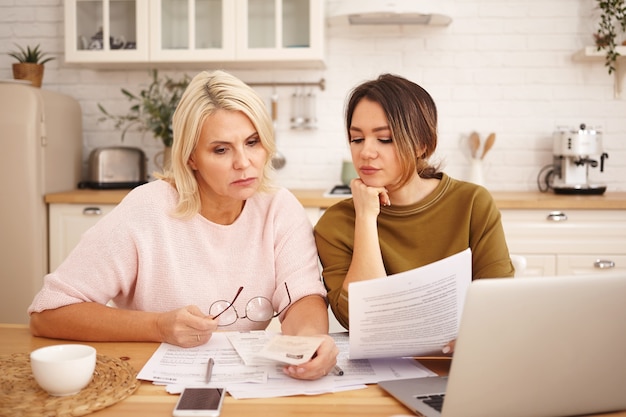 Free photo portrait of women working in the house