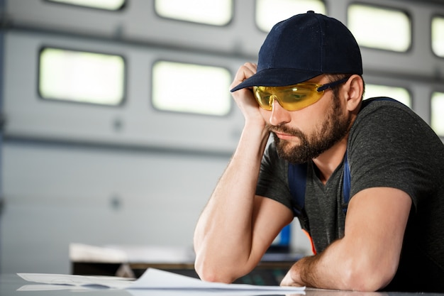 Free photo portrait of worker in overalls, steel factory