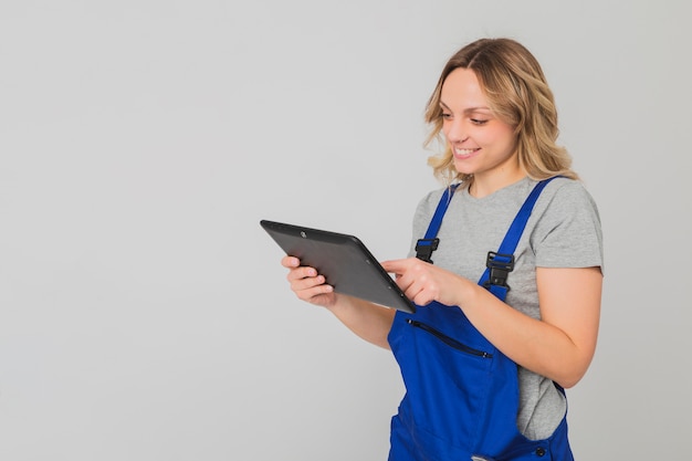 Free photo portrait of worker woman