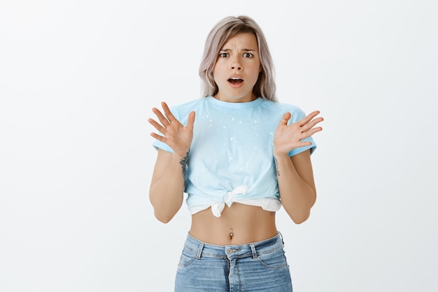 Free photo portrait of worried blonde girl posing in the studio