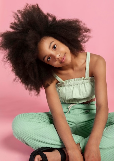 Foto gratuita ritratto di giovane ragazza adorabile con afro