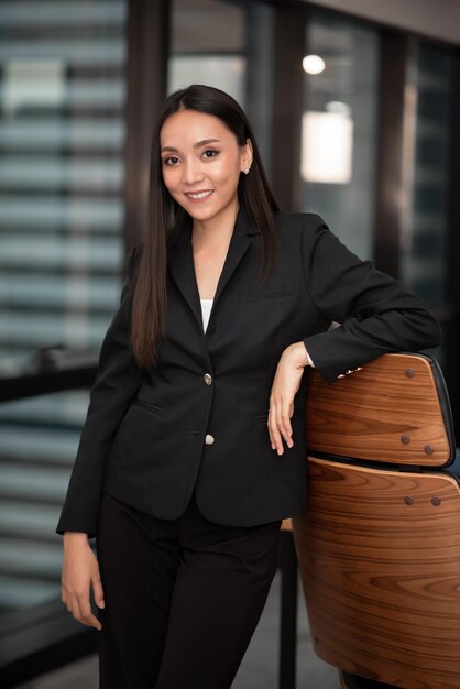 사무실에서 검은색 캐주얼 정장을 입은 젊은 성인 스마트 아시아 비즈니스 여성 초상화