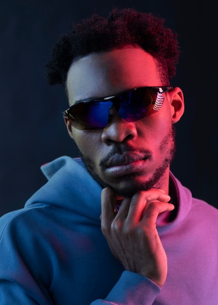 Free photo portrait young african american man wearing sunglasses