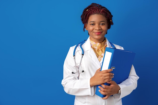 파란색 배경에 젊은 아프리카계 미국인 여성 의사의 초상화