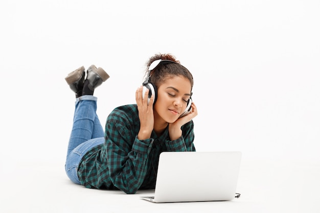 Free photo portrait of young african woman with laptop on white