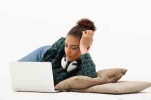 Free photo portrait of young african woman with laptop on white