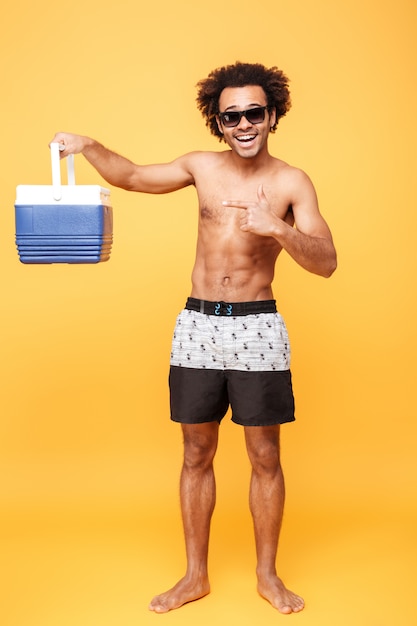 Free photo portrait of a young afro american man in summer shorts