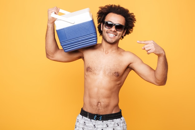 Free photo portrait of a young afro american man in summer shorts