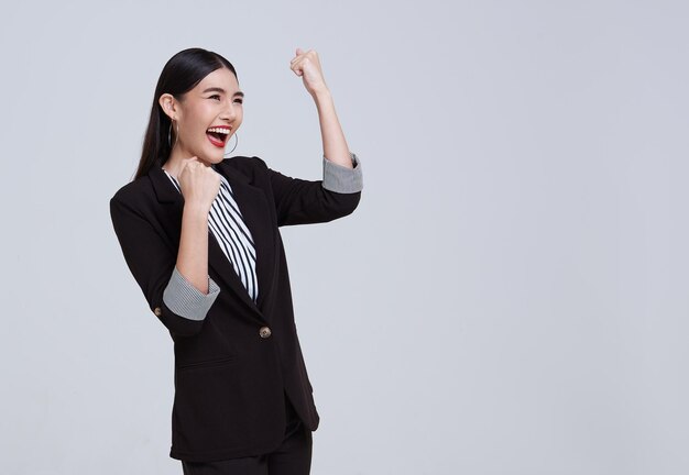 Портрет молодой азиатской бизнесвумен, счастливой и успешной, изолированной на белом фоне студии