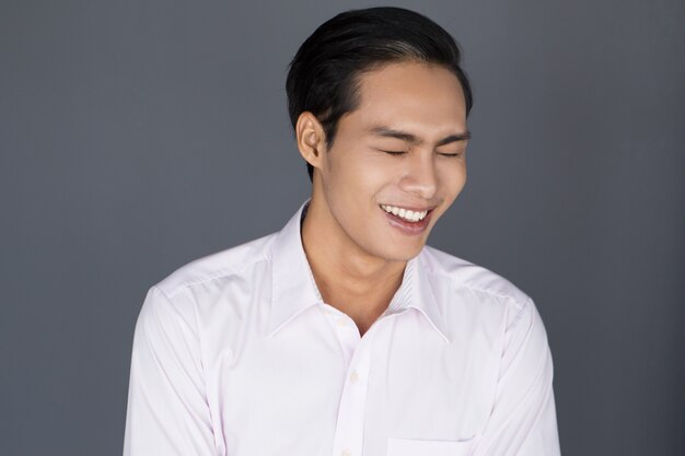 Портрет молодой человек Азии Laughing