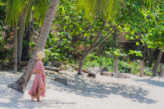 無料写真 休日の休暇のためのココヤシの木とビーチ海海の周り幸せな肖像画若いアジア女性笑顔