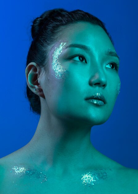 Портрет молодой азиатской женщины с профессиональным макияжем