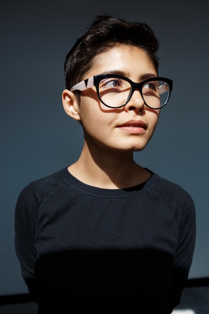 Free photo portrait of young attractive brunette girl in glasses.