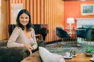 Free photo portrait of a young attractive woman in a elegant hotel cafeteria