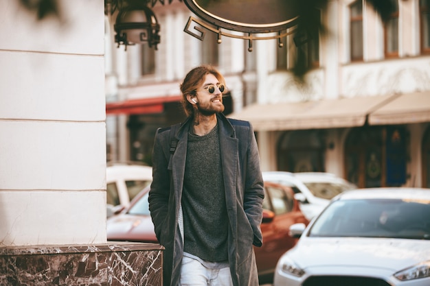 Free photo portrait of a young bearded in earphones man